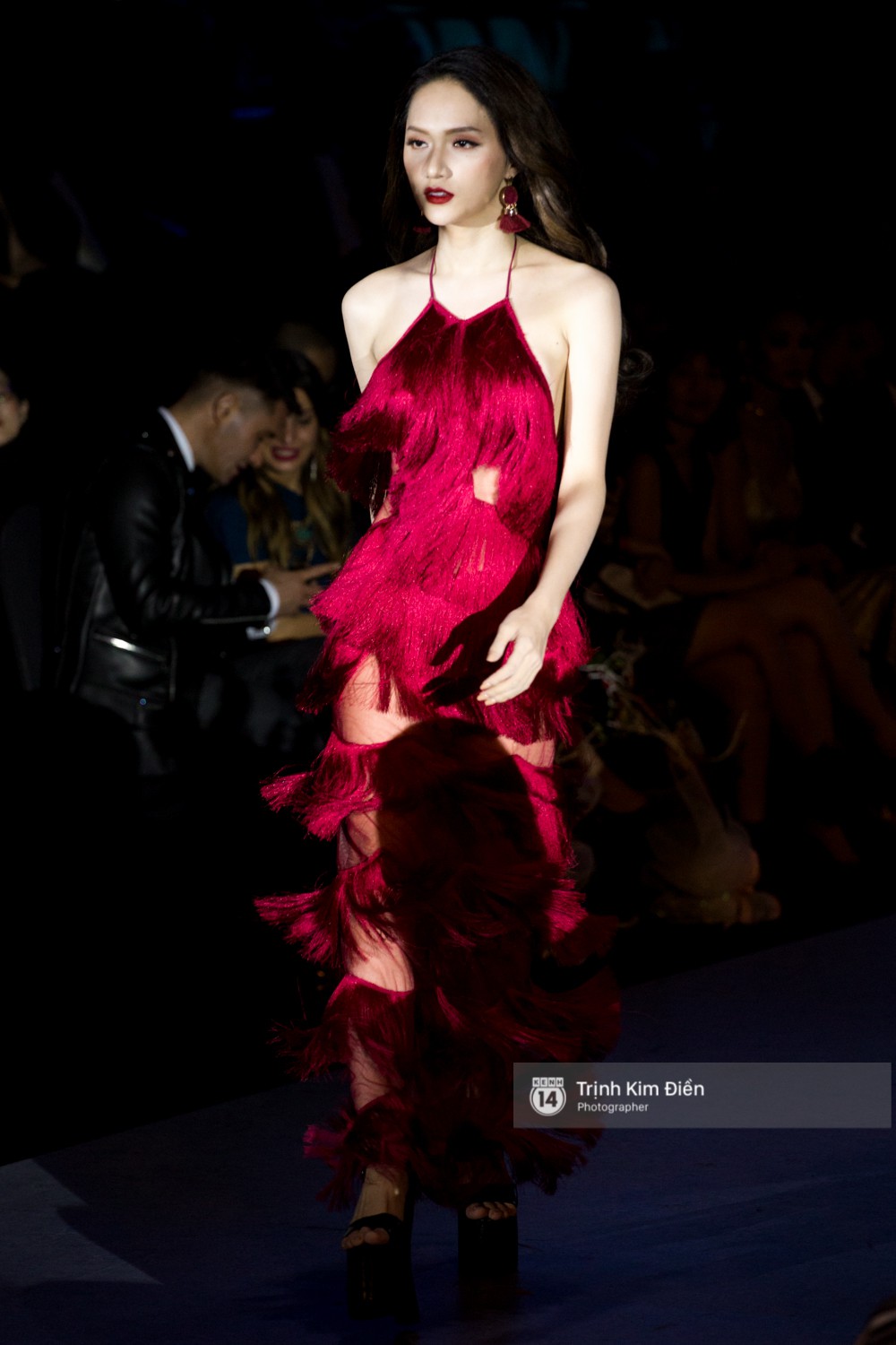 Đi guốc cà kheo điệu nghệ, Hương Giang lần đầu làm vedette quá ấn tượng trên sân khấu VIFW